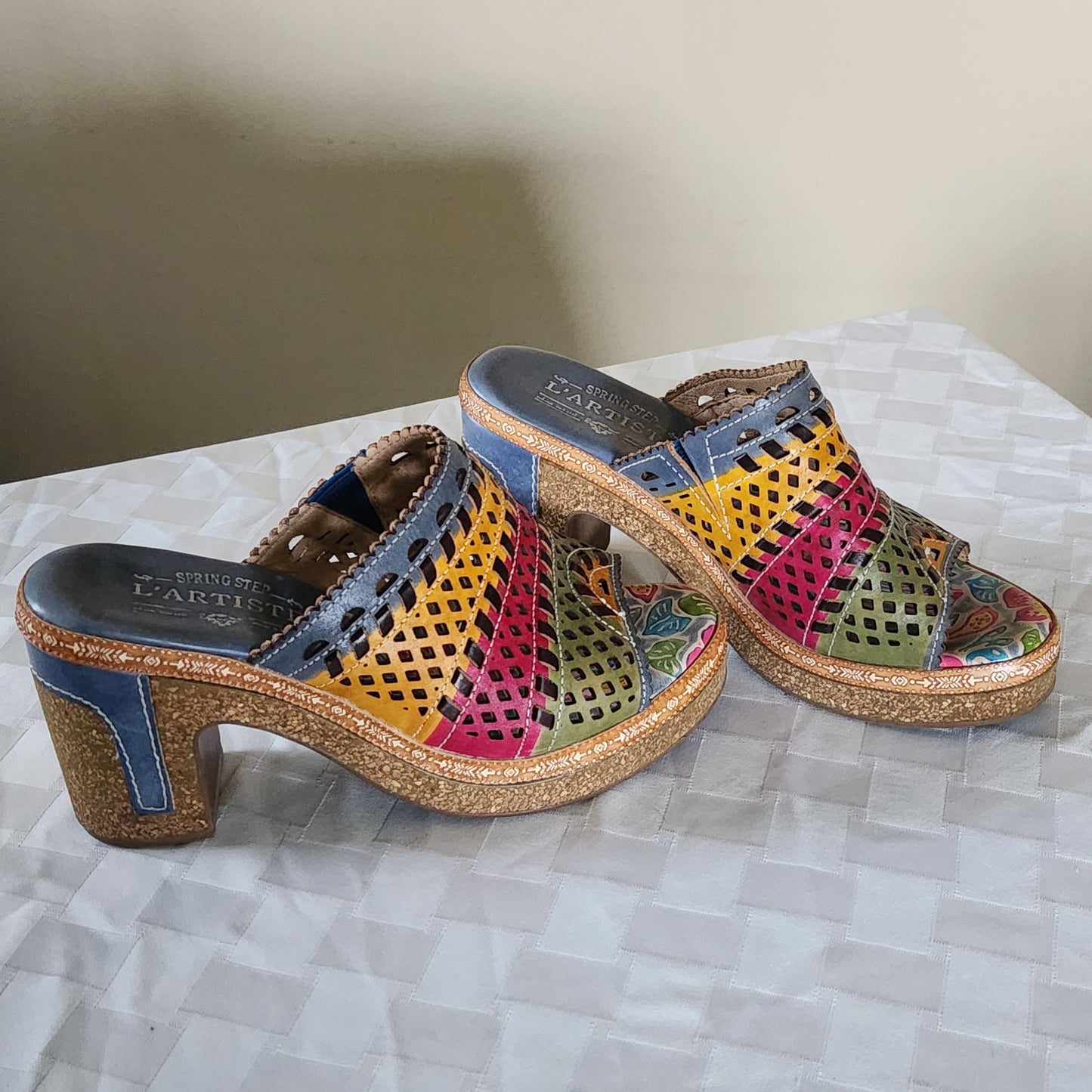 L'Artiste Hand-Painted Cut Leather Platform Comfort Shoes Size 6.5